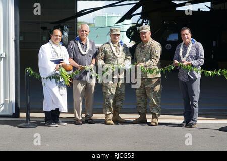 L'Esercito Hawaii National Guard (HIARNG) condotto una cerimonia del taglio del nastro al nuovo esercito Aviation Support Facility (AASF) a Kalaeloa giovedì, 11 gennaio 2018 alle ore 11.00 Il Kalaeloa AASF saranno utilizzati per la manutenzione e le operazioni di volo per la CH-47 Chinook, la UH-60 Black Hawk e la UH-72 Lakota. Questo è il terzo AASF che il HIARNG utilizza. Gli altri due si trovano a Wheeler Army Air Field e in Hilo, a Lyman campo. La rivoluzionaria era in 2015 ed il costo totale del nuovo AASF includeva $ 33,4 milioni in federale e $4.51 milioni in stato obligati generale Foto Stock