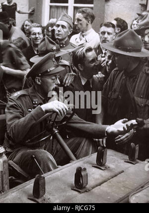 WW2 - il principe Berhard visita Maestrict dopo la liberazione Foto Stock