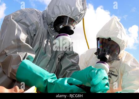 Membri del Miami-Dade Fire dipartimento HAZMAT team, lavare una simulazione di incidente durante una formazione congiunta esercizio ospitato dal Homestead-Miami Speedway e Miami-Dade Vigili del Fuoco in Miami, Florida. Gen. 11, 2018. Questo JTE focalizzata sulla creazione di capacità di risposta e la transizione senza saldatura tra i locali di operatori di primo soccorso e il follow-sul supporto fornito da La Guardia Nazionale e Active duty soldati. (Brevetto statunitense n. S. Esercito Foto Stock