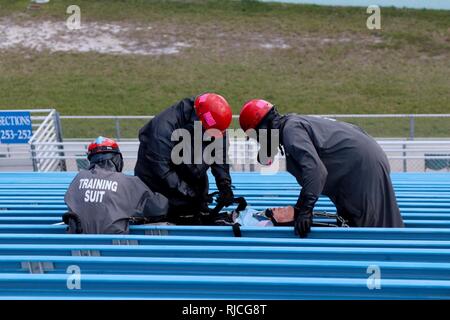 I soldati assegnati alla 414th Chemical Company da Orangeburg, Carolina del Sud cinturino in una simulazione di incidente durante una formazione congiunta esercizio ospitato dal Homestead-Miami Speedway e Miami-Dade Vigili del Fuoco in Miami, Florida. Gen. 11, 2018. Questo JTE focalizzata sulla creazione di capacità di risposta e la transizione senza saldatura tra i locali di operatori di primo soccorso e il follow-sul supporto fornito da La Guardia Nazionale e Active duty soldati. (Brevetto statunitense n. S. Esercito Foto Stock