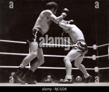 Freddie Mills combattendo Bruce Woodcock a White Cty nel 1949 Foto Stock