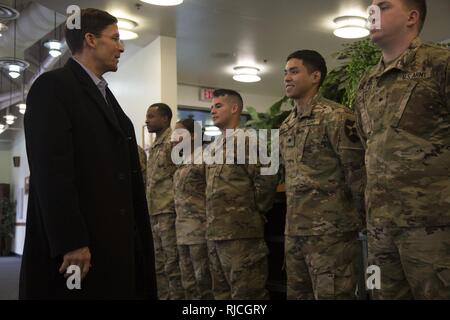 Segretario dell'esercito Mark T. Esper colloqui con i soldati al Provider Grill Dining Facility a Camp Humphreys, Corea del Sud il 9 gennaio, 2018. Esper ha visitato la Corea per discutere la disponibilità con unità di misura in tutto il territorio coreano di teatro e di informare i soldati, famiglie e civili per la sua posizione e le politiche come segretario dell'esercito durante la sua visita di tre giorni. Foto Stock