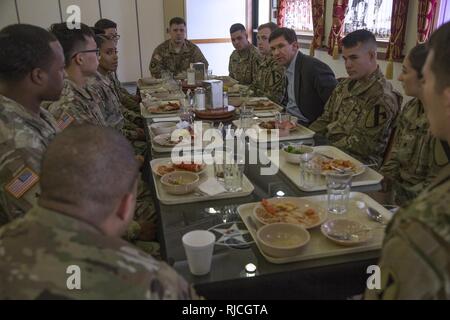 Segretario dell'esercito Mark T. Esper colloqui con soldati durante il pranzo presso il provider Grill Dining Facility a Camp Humphreys, Corea del Sud il 9 gennaio, 2018. Esper ha visitato la Corea per discutere la disponibilità con unità di misura in tutto il territorio coreano di teatro e di informare i soldati, famiglie e civili per la sua posizione e le politiche come segretario dell'esercito durante la sua visita di tre giorni. Foto Stock