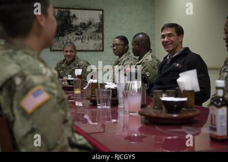 Segretario dell'esercito Mark T. Esper mangia la cena con soldati dal xix Expeditionary supporto comando in un impianto da pranzo presso il Camp Carroll, Corea del Sud il 10 gennaio, 2018. Esper ha visitato la Corea per discutere la disponibilità con unità di misura in tutto il territorio coreano di teatro e di informare i soldati, famiglie e civili per la sua posizione e le politiche come segretario dell'esercito durante la sua visita di tre giorni. Foto Stock