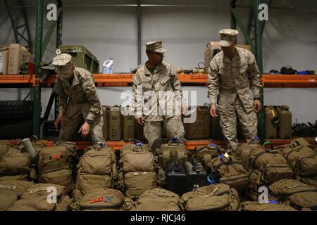 Marines ingranaggio di fase prima della loro partenza per la formazione integrata esercizio 2-18 da Marine Corps base Hawaii, gennaio 12, 2018. ITX 2-18 è la prima iterazione di esercizio ad avere la partecipazione di Marines con 3d reggimento Marine; 2d battaglione, 3d reggimento Marine; 1° Battaglione, XII Reggimento Marine e combattere il battaglione della logistica 3 insieme. Foto Stock