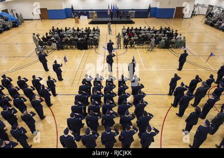 Membri della 460th ala spazio rendere un omaggio per la prima volta al Col. Troy L. Endicott, SW 460th commander, durante il SW 460th cambiamento di cerimonia di comando Gen 12, 2018 su Buckley Air Force Base in Colorado. Il Mag. Gen. Stephen N. Merlano, XIV Air Force, Air Force Space Command; Vice forza congiunta della componente spaziale Commander, U.S. Comando strategico, ha presieduto la cerimonia, una tradizione secolare in cui il comandante in arrivo assume autorità sopra l'unità dopo che è stata abbandonata dal comandante precedente. Foto Stock