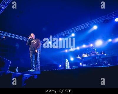 YOKOSUKA, Giappone (GEN. 13, 2014) American hip-hop artista Lecrae esegue per il servizio dei membri e delle loro famiglie durante un concerto gratuito presso le attività della flotta Yokosuka. Il concerto fa parte della Lecrae's Tour presentato da forze armate di intrattenimento. Foto Stock