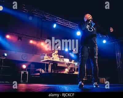 YOKOSUKA, Giappone (GEN. 13, 2014) American hip-hop artista Lecrae esegue per il servizio dei membri e delle loro famiglie durante un concerto gratuito presso le attività della flotta Yokosuka. Il concerto fa parte della Lecrae's Tour presentato da forze armate di intrattenimento. Foto Stock