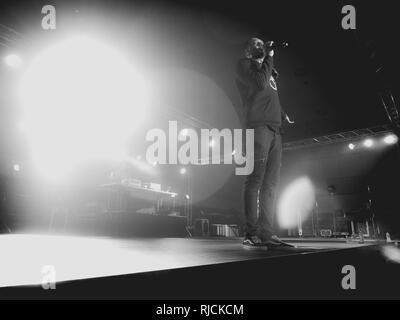 YOKOSUKA, Giappone (GEN. 13, 2014) American hip-hop artista Lecrae esegue per il servizio dei membri e delle loro famiglie durante un concerto gratuito presso le attività della flotta Yokosuka. Il concerto fa parte della Lecrae's Tour presentato da forze armate di intrattenimento. Foto Stock