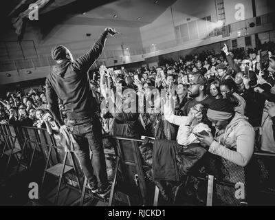 YOKOSUKA, Giappone (GEN. 13, 2014) American hip-hop artista Lecrae esegue per il servizio dei membri e delle loro famiglie durante un concerto gratuito presso le attività della flotta Yokosuka. Il concerto fa parte della Lecrae's Tour presentato da forze armate di intrattenimento. Foto Stock