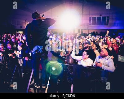 YOKOSUKA, Giappone (GEN. 13, 2014) American hip-hop artista Lecrae esegue per il servizio dei membri e delle loro famiglie durante un concerto gratuito presso le attività della flotta Yokosuka. Il concerto fa parte della Lecrae's Tour presentato da forze armate di intrattenimento. Foto Stock