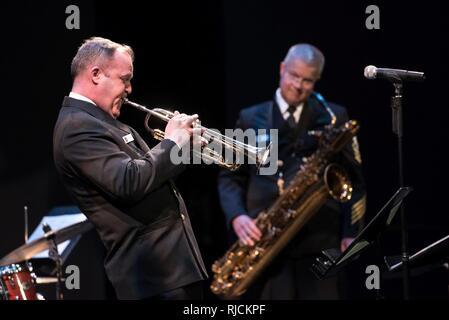 FAIRFAX, Virginia (GEN. 13, 2018) Chief Musician Timothy Stanley esegue presso l'U.S. La banda della marina militare internazionale di sassofono simposio presso la George Mason University di Fairfax, Virginia. Il sassofono Internazionale Simposio è la banda della marina militare del più grande evento di outreach ogni anno migliaia di studenti, educatori, gli artisti e gli altri partecipanti provenienti da tutto il mondo. Foto Stock