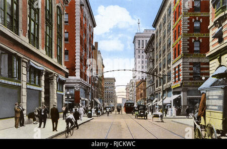 Granby Street, Norfolk, Virginia, Stati Uniti d'America, con pedoni e traffico. Foto Stock