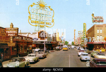 Vista del Golden Nugget Gambling Hall, Fremont Street (verso ovest), Las Vegas, Nevada, USA. Foto Stock