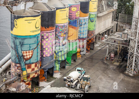 Kanada, British Columbia, Vancouver, bunt bemalte serbatoi am Hafen Foto Stock