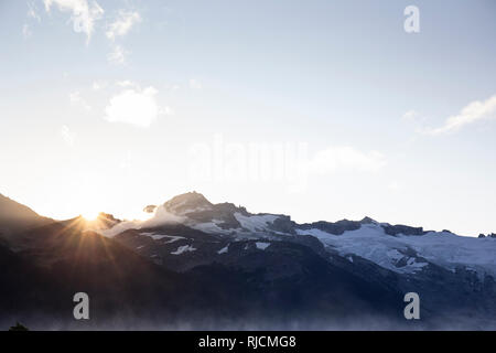 Kanada, British Columbia, Garibaldi Provincial Park, Sonnenaufgang √ºber den Bergen am Lago di Garibaldi Foto Stock