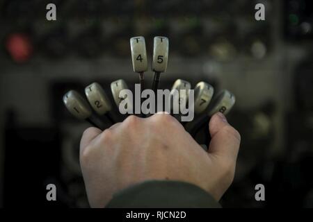 Un pilota dal ventitreesimo bomba Expeditionary Squadron vola a B Stratofortress al di sopra del Regno Unito, gen. 12, 2018 a sostegno del bomber e garanzia di operazioni di dissuasione. Circa 300 aviatori e quattro B-52H Stratofortress aeromobili partecipano al giunto e allied formazione per migliorare l'interoperabilità bombardiere. Foto Stock