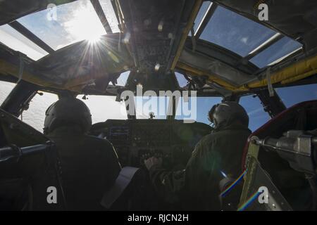 I piloti dal ventitreesimo bomba Expeditionary Squadron volare un B Stratofortress al di sopra del Regno Unito, 12 gennaio, 2018. La distribuzione di bombardieri strategici per il Regno Unito aviatori permette di mantenere un elevato livello di preparazione e competenza, così come dimostrano le forze pronte per il global strike capability. Foto Stock