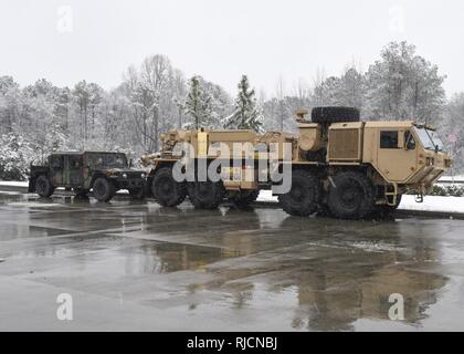 Stati Uniti Soldati con il campo officina di manutenzione 5 Recupero veicolo Team, Carolina del Sud la Guardia Nazionale, assistere Highway Patrol con recupero del veicolo durante una tempesta di neve in collina della roccia, South Carolina, Gennaio 17, 2018. I soldati erano in attesa di tutte le chiamate ricevute dall'autostrada pattuglia dei veicoli che restano bloccati, abbandonate o bloccare l'accesso alle strade principali. Foto Stock