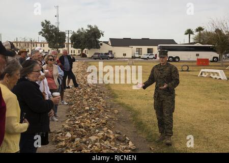 Gli ospiti che partecipano al primo Marine Corps Air Station (ICM) Yuma Winter Tour dell'anno osservare le capacità della stazione, una dimostrazione del K-9 unità ed un ostacolo corso dimostrazione in varie posizioni su ICM Yuma, Ariz., gen. 16, 2017. Le visite non sono state condotte negli ultimi due anni, ma sono stati ripresi da Col. David A. Suggs, la stazione comandante, per instaurare un rapporto migliore con la comunità. Foto Stock