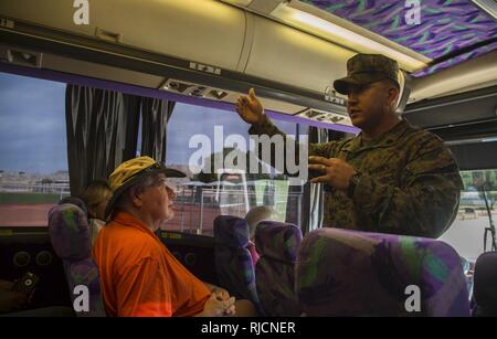 Gli ospiti che partecipano al primo Marine Corps Air Station (ICM) Yuma Winter Tour dell'anno osservare le capacità della stazione, una dimostrazione del K-9 unità ed un ostacolo corso dimostrazione in varie posizioni su ICM Yuma, Ariz., gen. 16, 2017. Le visite non sono state condotte negli ultimi due anni, ma sono stati ripresi da Col. David A. Suggs, la stazione comandante, per instaurare un rapporto migliore con la comunità. Foto Stock