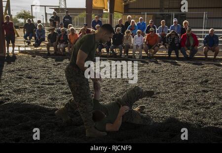 Gli ospiti che partecipano al primo Marine Corps Air Station (ICM) Yuma Winter Tour dell'anno osservare le capacità della stazione, una dimostrazione del K-9 unità ed un ostacolo corso dimostrazione in varie posizioni su ICM Yuma, Ariz., gen. 16, 2017. Le visite non sono state condotte negli ultimi due anni, ma sono stati ripresi da Col. David A. Suggs, la stazione comandante, per instaurare un rapporto migliore con la comunità. Foto Stock