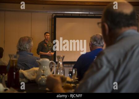 Gli ospiti che partecipano al primo Marine Corps Air Station (ICM) Yuma Winter Tour dell'anno osservare le capacità della stazione, una dimostrazione del K-9 unità ed un ostacolo corso dimostrazione in varie posizioni su ICM Yuma, Ariz., gen. 16, 2017. Le visite non sono state condotte negli ultimi due anni, ma sono stati ripresi da Col. David A. Suggs, la stazione comandante, per instaurare un rapporto migliore con la comunità. Foto Stock