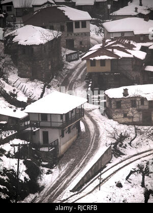 Villaggio con neve in Macedonia Centrale Grecia Foto Stock