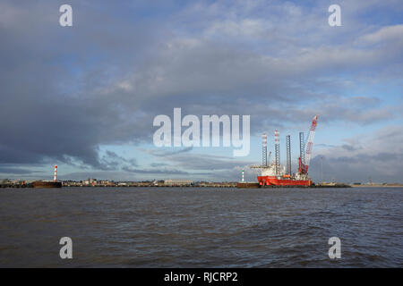 Recipiente di alimentazione ormeggiato a Great Yarmouth porto esterno, Norfolk England Regno Unito Foto Stock