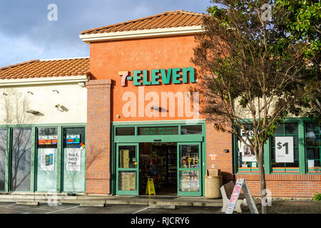 Febbraio 3, 2019 Sunnyvale / CA / STATI UNITI D'America - 7 undici store in corrispondenza di una stazione di gas nella parte sud di San Francisco Bay Area Foto Stock