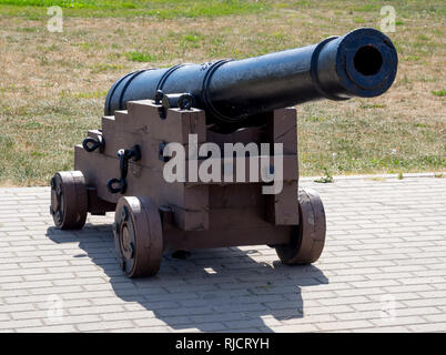 Il vecchio cannone navale su un carrello in legno Foto Stock