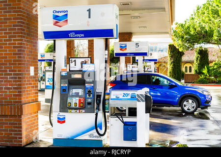 Febbraio 3, 2019 Sunnyvale / CA / STATI UNITI D'AMERICA - Chevron gas station in South San Francisco Bay Area Foto Stock