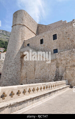 Fortezza Revelin vista dal ponte che la collega al cancello PLOCE, tutti parte delle mura che circondano città vecchia Dubrovnik, Croazia Foto Stock