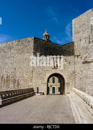 Una vista lungo il marciapiede che conduce al cancello PLOCE, parte delle famose mura del paese vecchio di Dubrovnik, Croazia Foto Stock