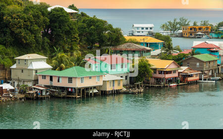 Case su palafitte in Oak Ridge area di Roatan, Honduras. Foto Stock