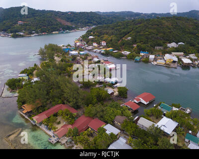 Vista aerea di case su palafitte in Oak Ridge area di Roatan, Honduras. Foto Stock