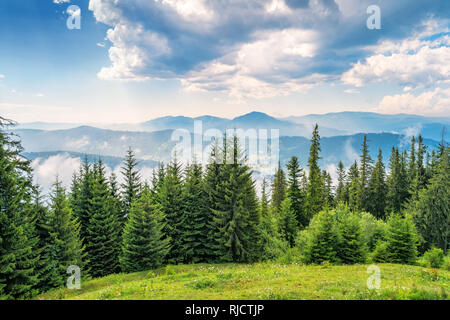 Paesaggio panoramico nel landmark Ceahlau massiccio dei Carpazi, Mountain Range, Romania. Foto Stock