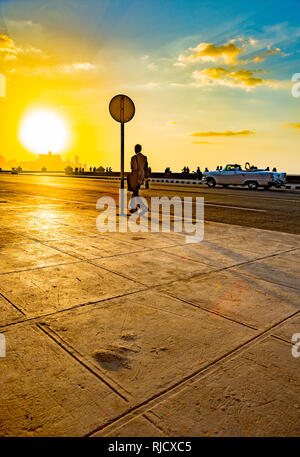 Uomo che cammina lungo il Malécon, Havana, Cuba. Foto Stock