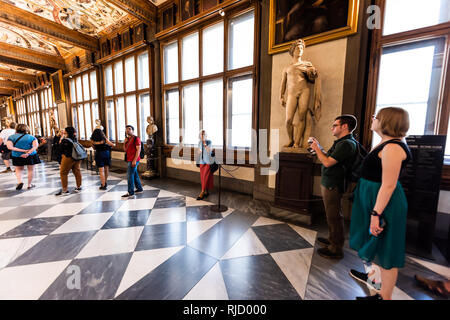 Firenze, Italia - 30 agosto 2018: molte persone all'interno della famosa Firenze Galleria degli Uffizi gallery hall con architettura edificio interiore e tour in tu Foto Stock