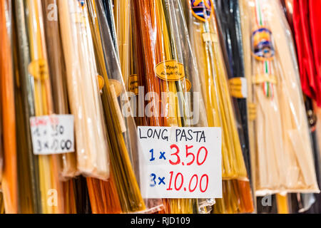 Firenze, Italia - 30 agosto 2018: Firenze mercato centrale mercato centrale con stalla con secchi di pasta lunga segno e il prezzo di vendita al dettaglio closeup display Foto Stock