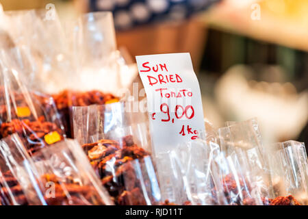 Mercato alimentare con stalla e sun pomodoro secco segno con il prezzo di vendita al dettaglio sul display closeup per chilogrammo di ortaggi confezionati Foto Stock