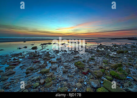 Drammatica Sunrise Kuwait Beach Foto Stock