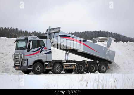 Salo, Finlandia - 2 Febbraio 2019: Volvo FH16 750 ribaltabile elevatore scarica snow cancellato dalle strade e parcheggi comunali neve area di dumping. Foto Stock