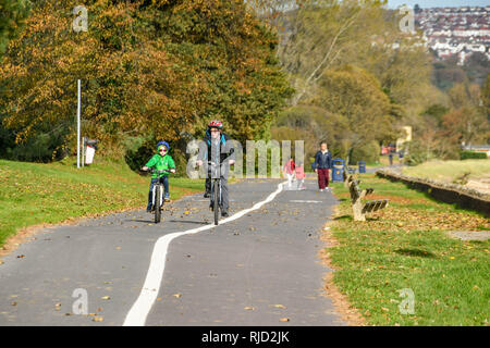 SWANSEA, GALLES - Ottobre 2018: persone in bicicletta lungo il percorso costiero da Mumbles a Swansea. Foto Stock