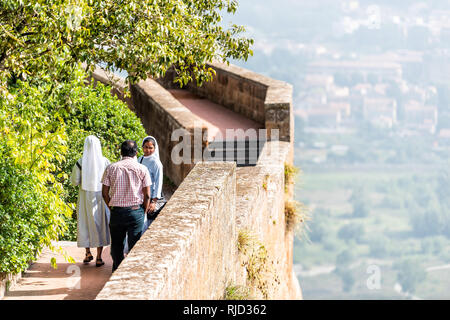 Orvieto, Italia - 3 Settembre 2018: piccola e antica città medievale borgo in Umbria con le mura della città fortezza fort tower e monache turisti sulla scogliera con Foto Stock