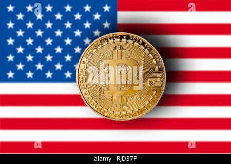 Golden bitcoin con sfocato bandiera degli Stati Uniti in background/cryptocurrency concept Foto Stock