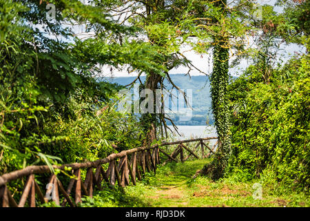 Estate verde parco con percorso e ringhiera in Punta del Lago con lago Vico Terni provincia con nessuno paesaggio vista giorno Foto Stock