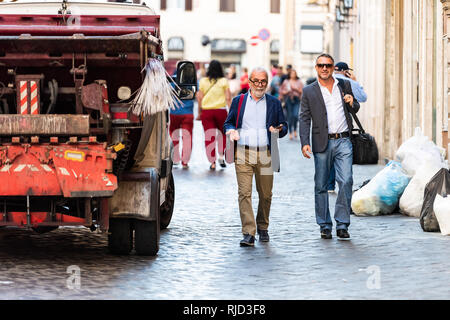 Roma, Italia - 4 Settembre 2018: due uomini pedoni imprenditori business camminando sul marciapiede strada nel centro cittadino di città in tuta con clea Foto Stock