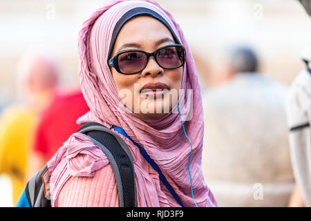 Roma, Italia - 4 Settembre 2018: musulmana la donna araba in velo hijab ritratto closeup dalla fontana di Trevi in città con sfondo sfocato e viola st Foto Stock
