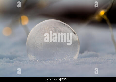 In prossimità di una piccola bolla di sapone il congelamento rapidamente a causa del freddo in inverno Foto Stock